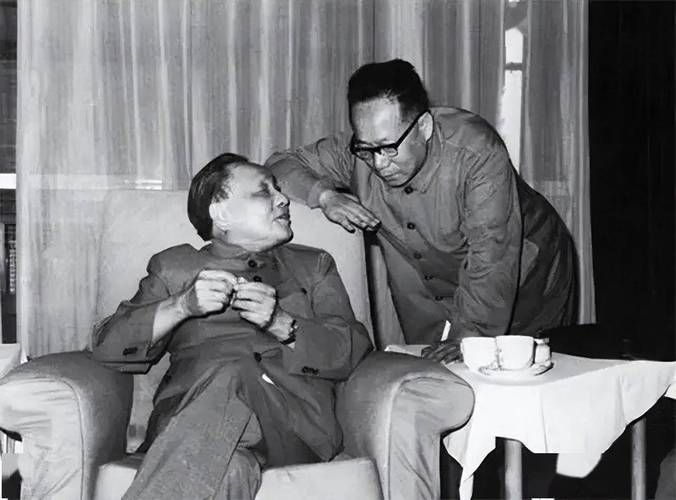 1947年,郝鹏举请谷牧赴宴,谷牧只带三人同行,声称:去赴单刀会