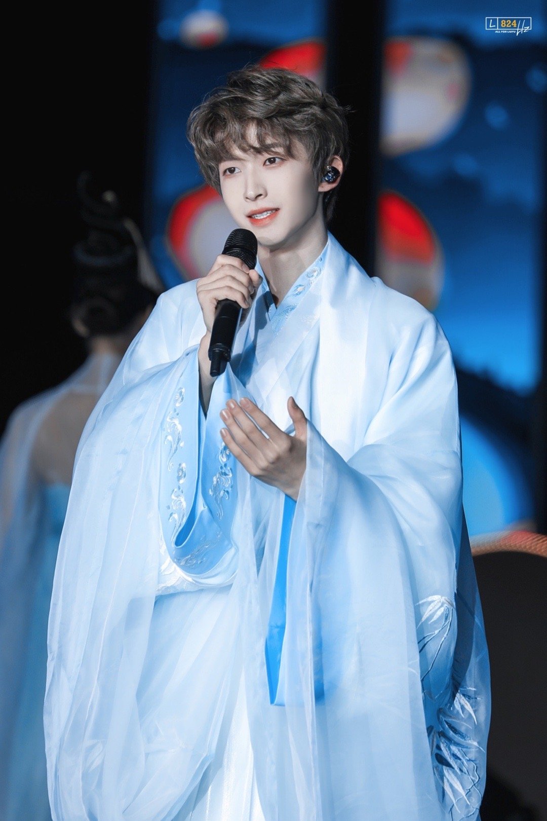 刘宇笑起来好治愈啊,穿汉服帅气又潇洒,不愧是"国风美少年"