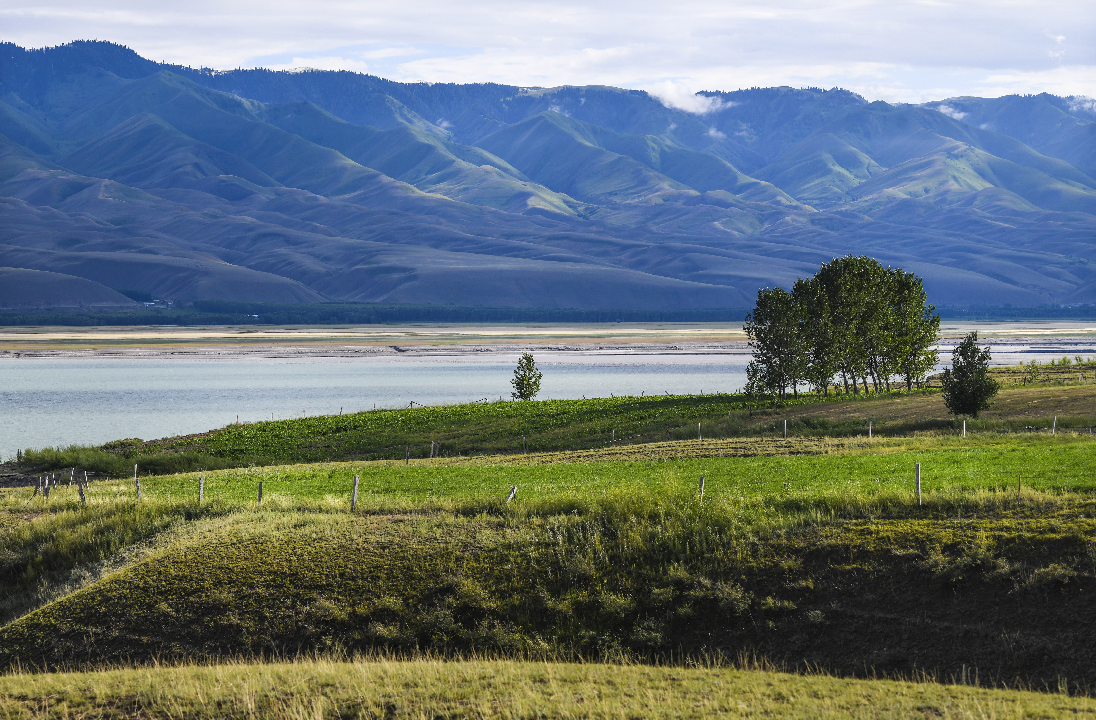天山脚下 湖光山色