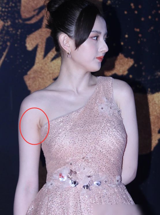 穿半露肩礼裙出场,腋下的赘肉很真实