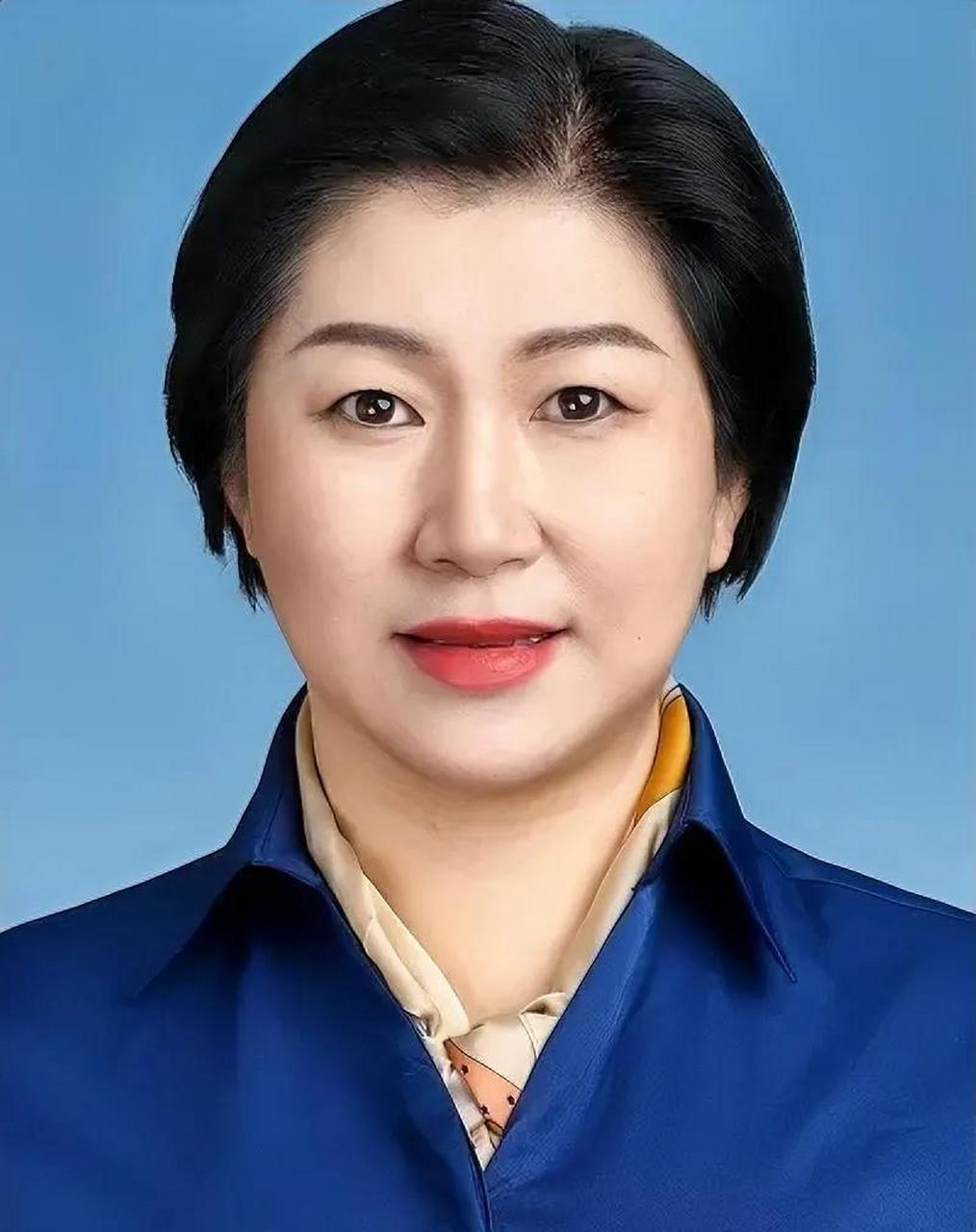 徐丽华,1971年3月生,中共党员,大专,上海市黄浦区外