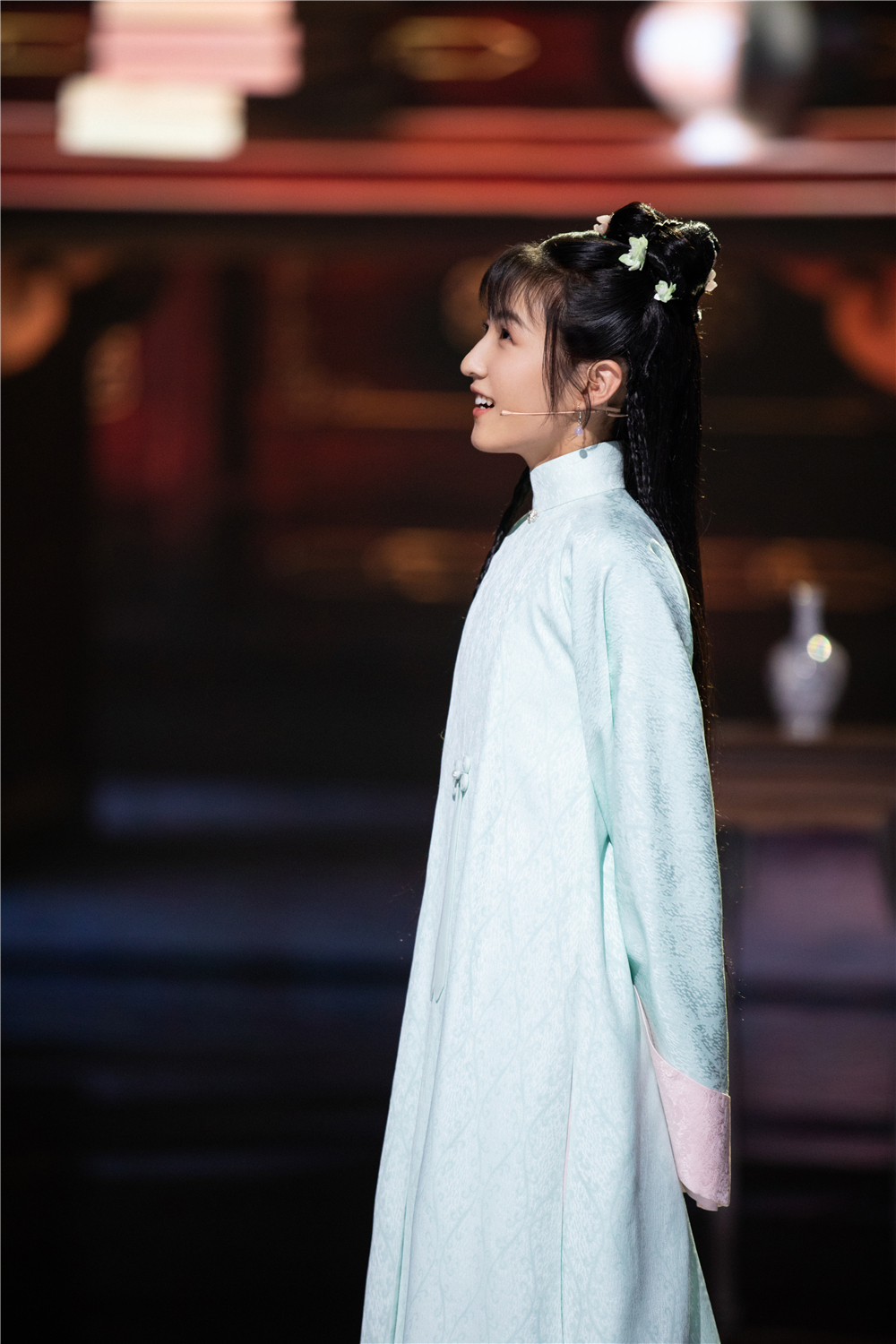 张子枫古装清秀亮相《国家宝藏》化身清代科学家王贞仪