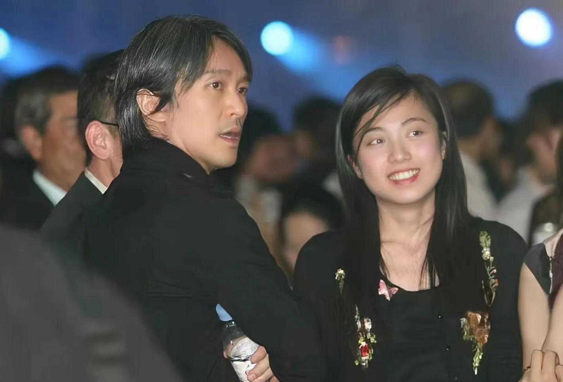 香港富商刘銮雄太太甘比今天亲自下场,给星爷出品的"美人鱼腕表"