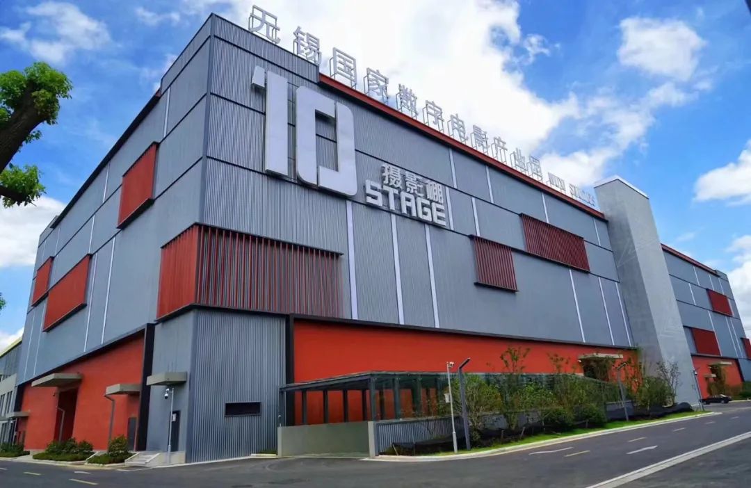 在无锡国家数字电影产业园 5000 ㎡的10号棚内 项目人员已陆续进场