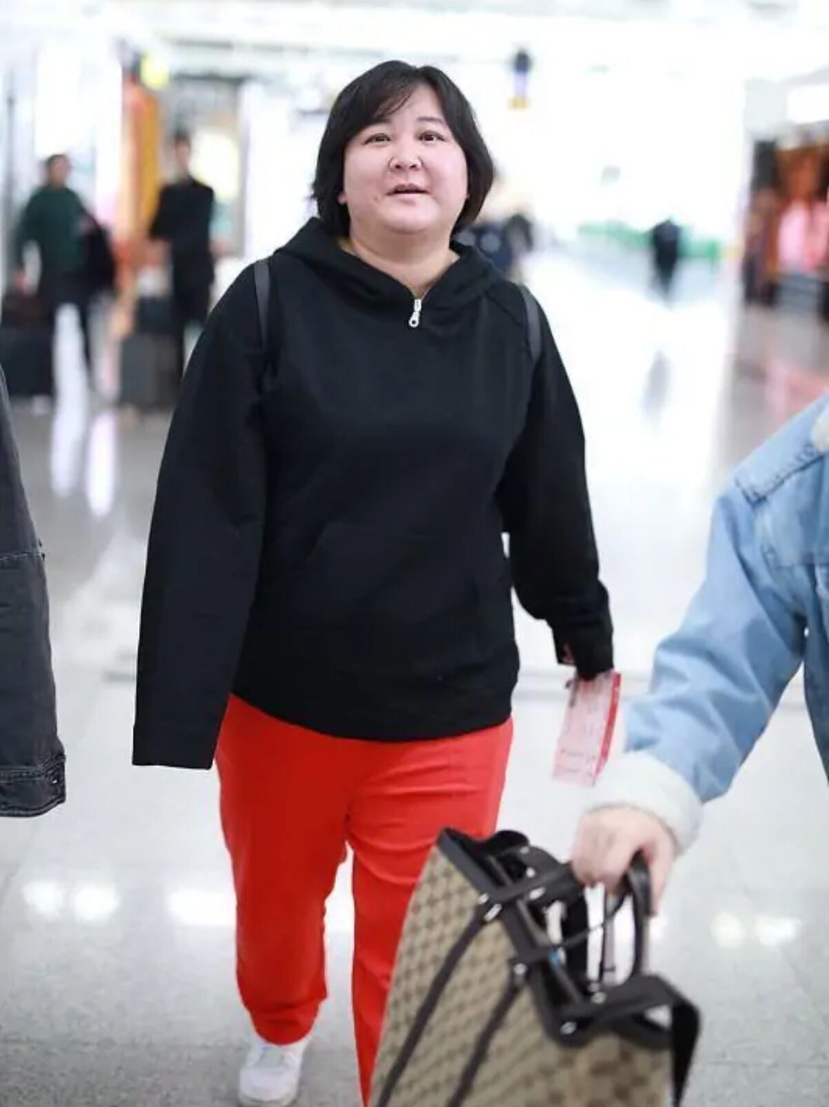 贾玲穿卫衣现身机场,减龄俏皮太吸睛,笑起来更是招人喜欢