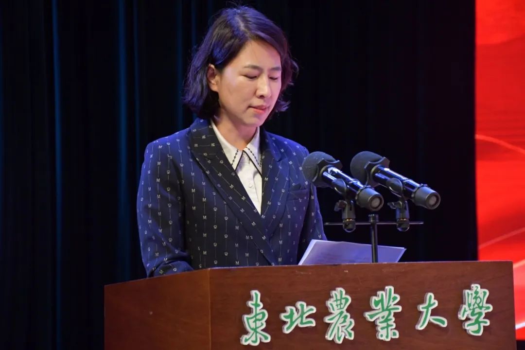 李秋月宣读《关于颁发2022—2023学年度本科生单项奖学金,先进班集体