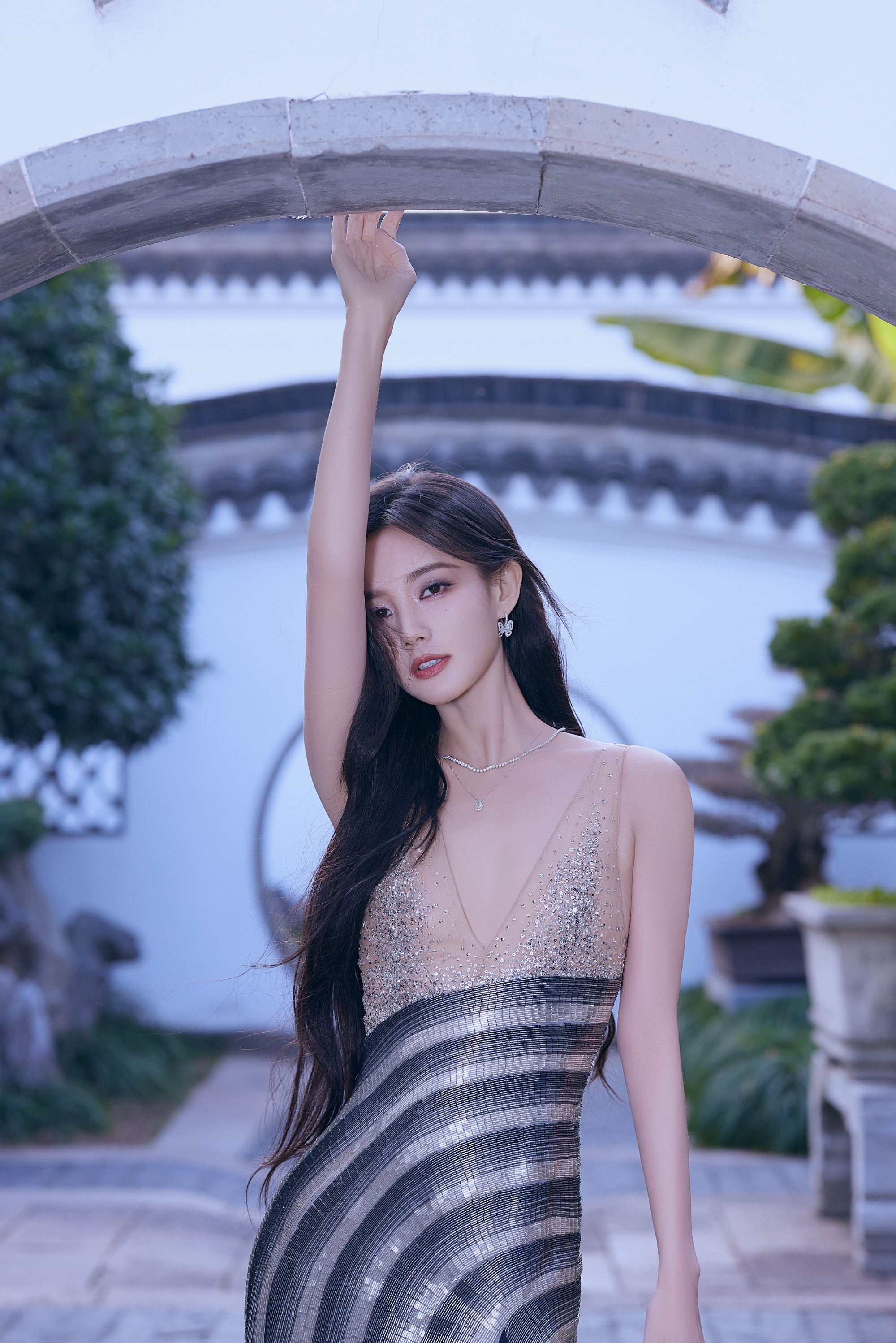 李一桐深v拼色纱裙美照 腰肢纤细 身姿优雅 红唇点缀 眼神迷人