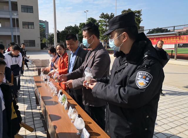 湛江:硇洲派出所联合硇洲镇禁毒办深入硇洲中学开展禁毒宣传暨校园