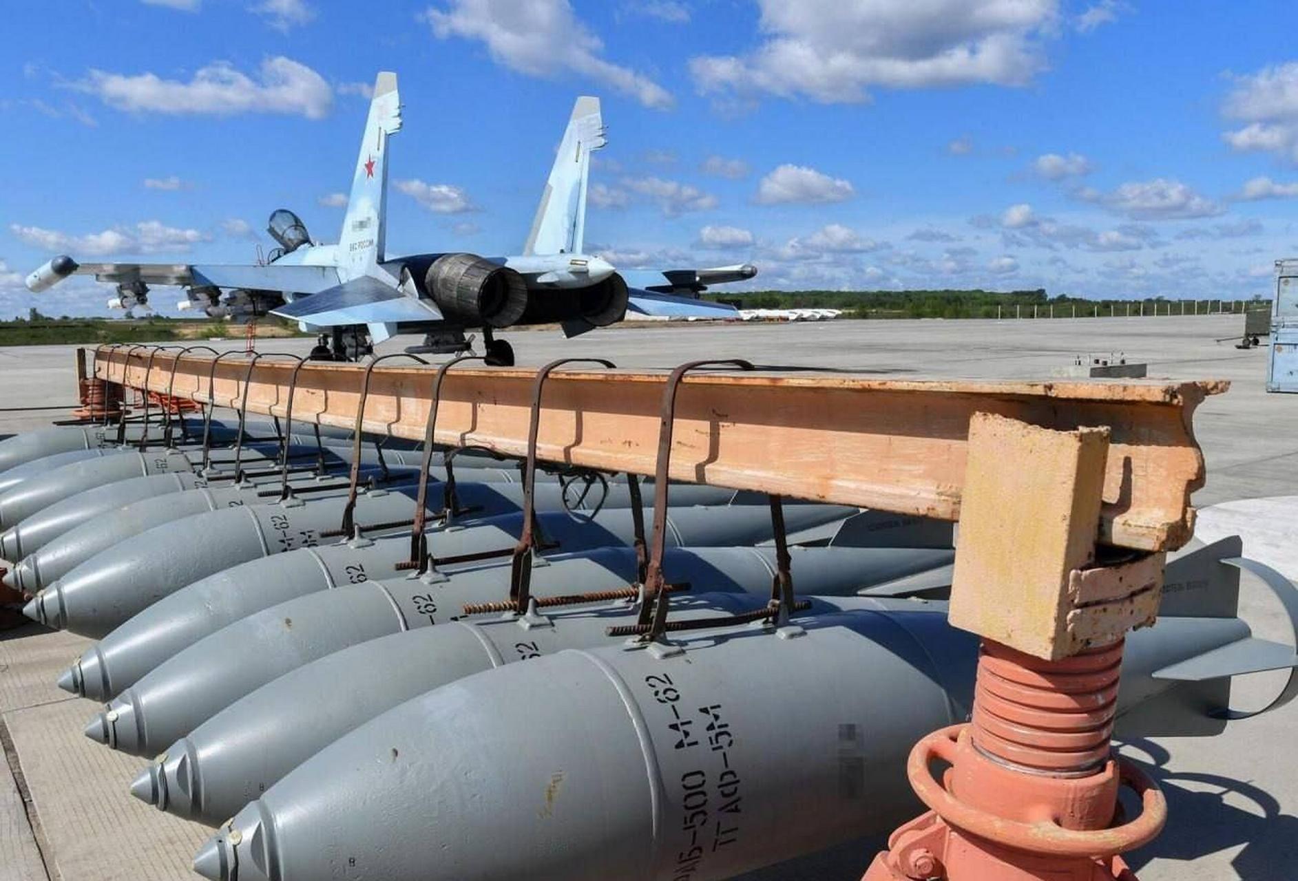 俄军的集束炸弹,集束炮弹,集束导弹已经陆续运抵前线.