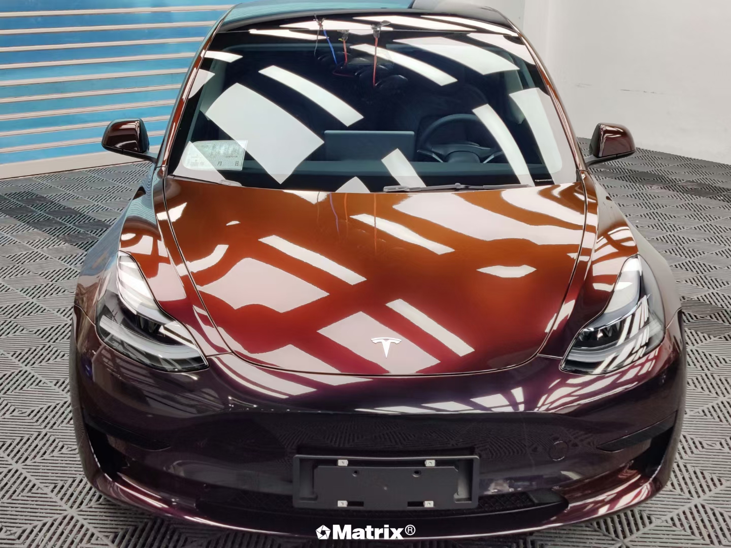 特斯拉model3矩阵改色膜流光黑魅红,光影交错带来的红黑渐变