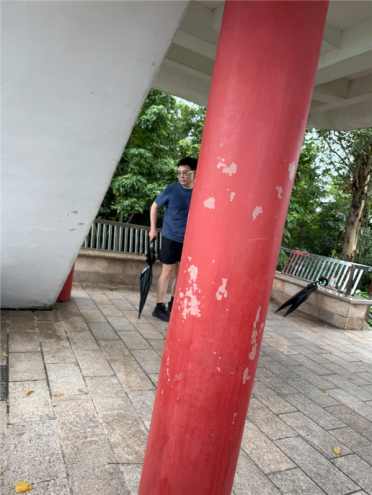 网友偶遇余承东户外爬山：整体着装十分休闲