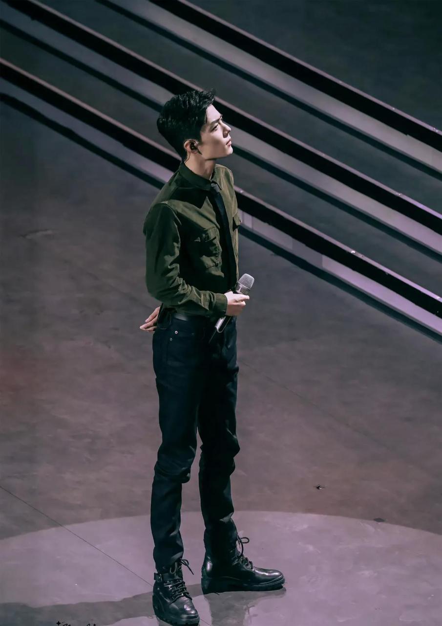 以前有人统计娱乐圈的男明星腿长,当时说肖战腿长是1.14米.