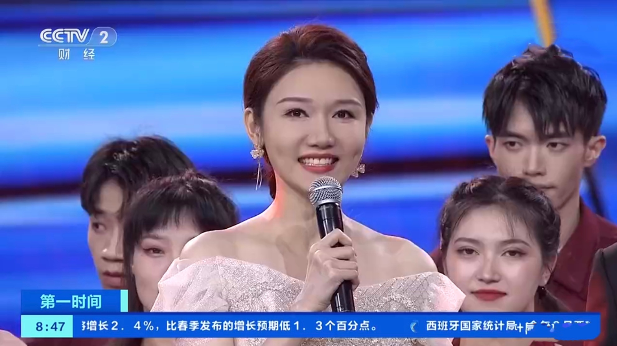 龙洋重返新闻节目,主持《经济信息联播》整体发挥出色,观众认可