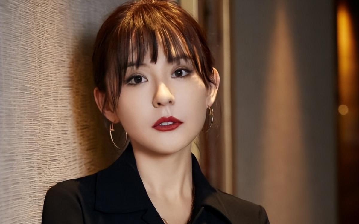 这一次,37岁的"宁贵人"热依扎,给女演员们敲响了"警钟"!