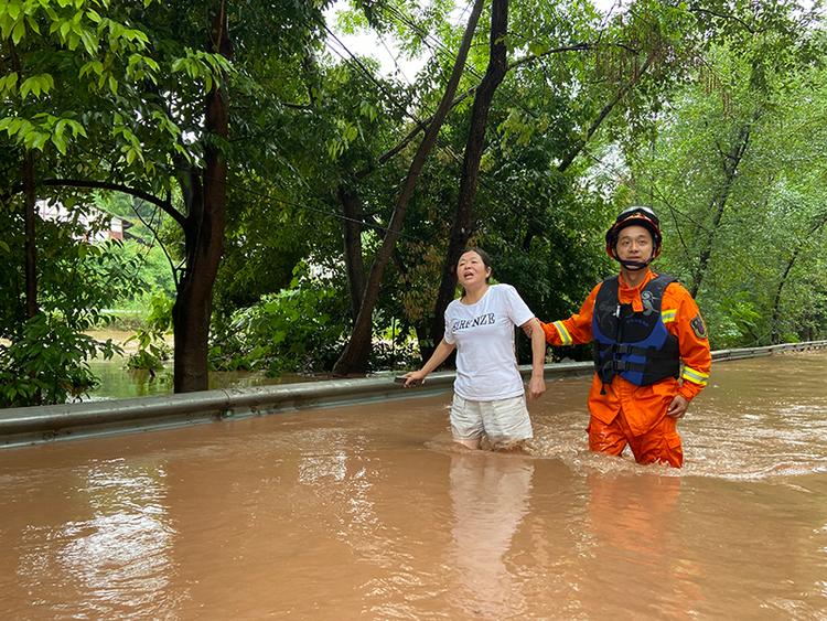 防汛减灾四川在行动|巴中平昌:暴雨致多个乡镇受灾 消防紧急转移群众