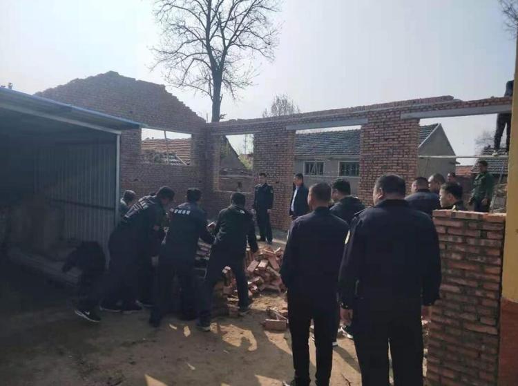 南村执法中队果敢亮剑,遏制新生违建之风