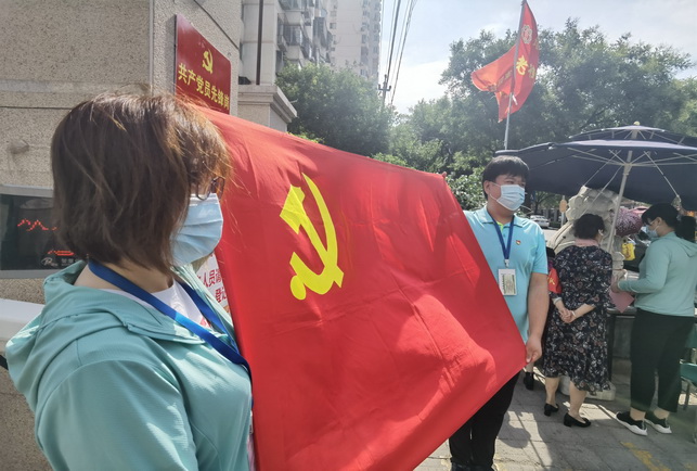 京西革命老区游客共绣党旗