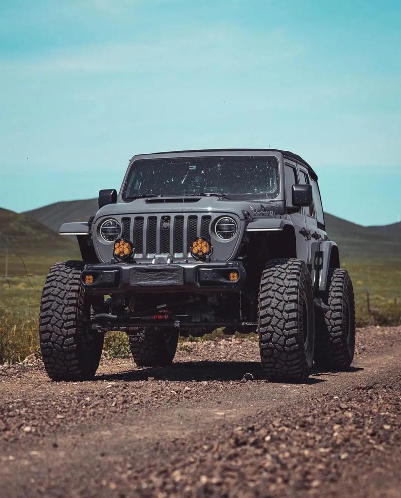 双圆大灯硬派越野车 实拍第二代牧马人