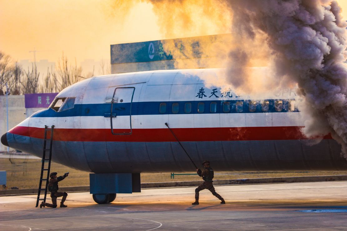 突击营救:武警山西总队机动支队开展反劫机演练