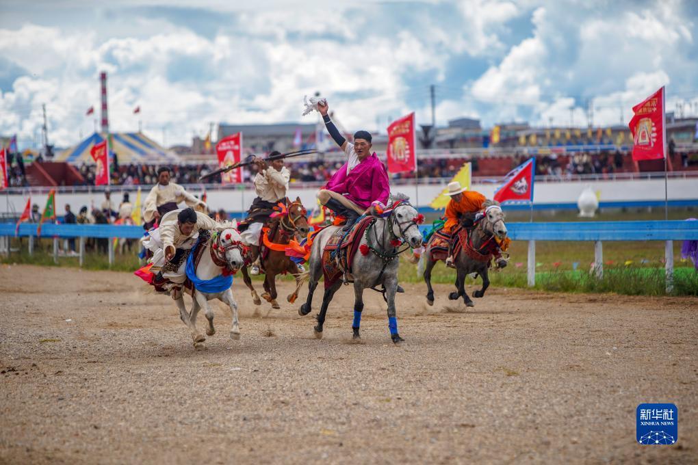 西藏那曲恰青赛马节开幕