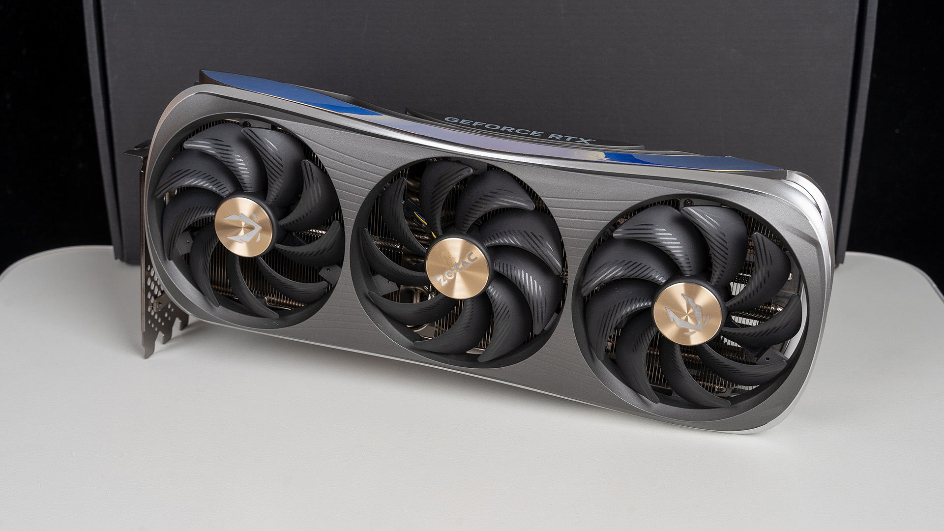 索泰rtx 4090 amp extrem airo评测,颜值优雅散热强大的旗舰显卡