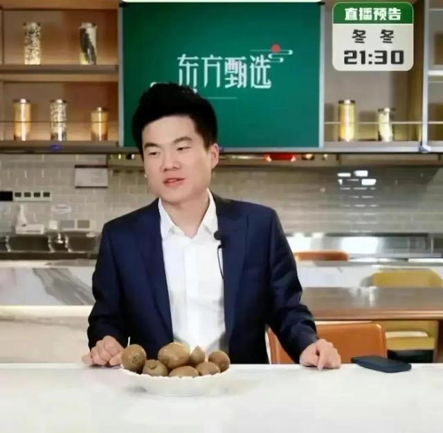 董宇辉对话茅奖作家阿来:每个时代都缺"傻人,不要做聪明人