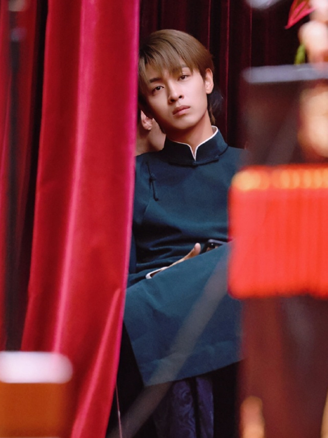 德云社秦霄贤拄拐出行,身后跟着轮椅,网友:老秦的面子守住了