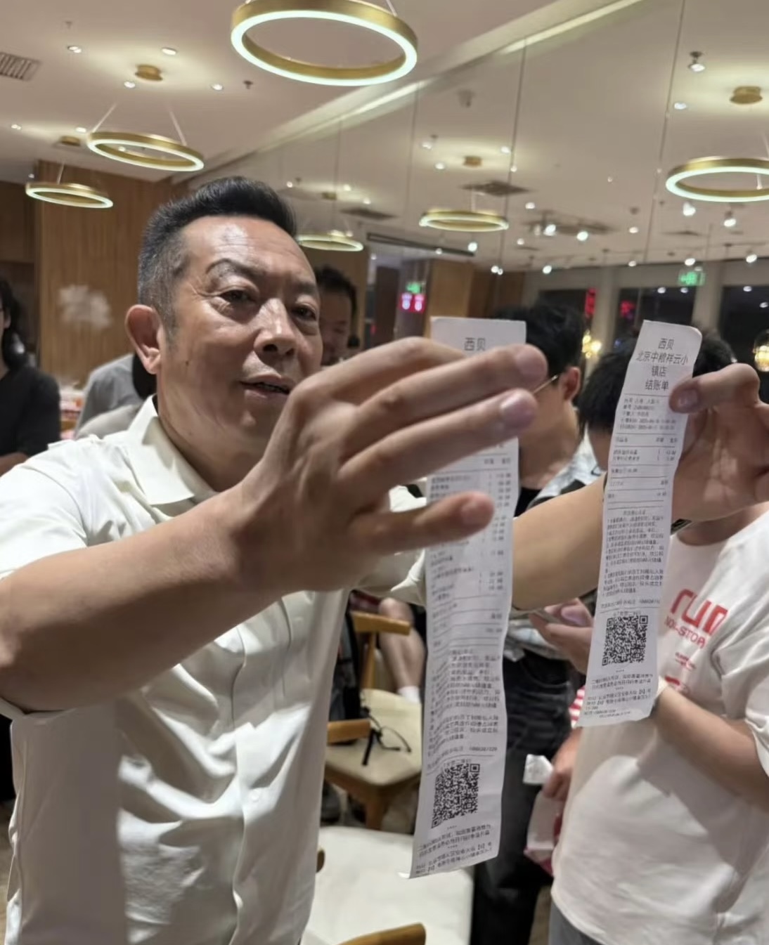 贾国龙当日还宣布立即开放西贝后厨给消费者和媒体参观只要登记
