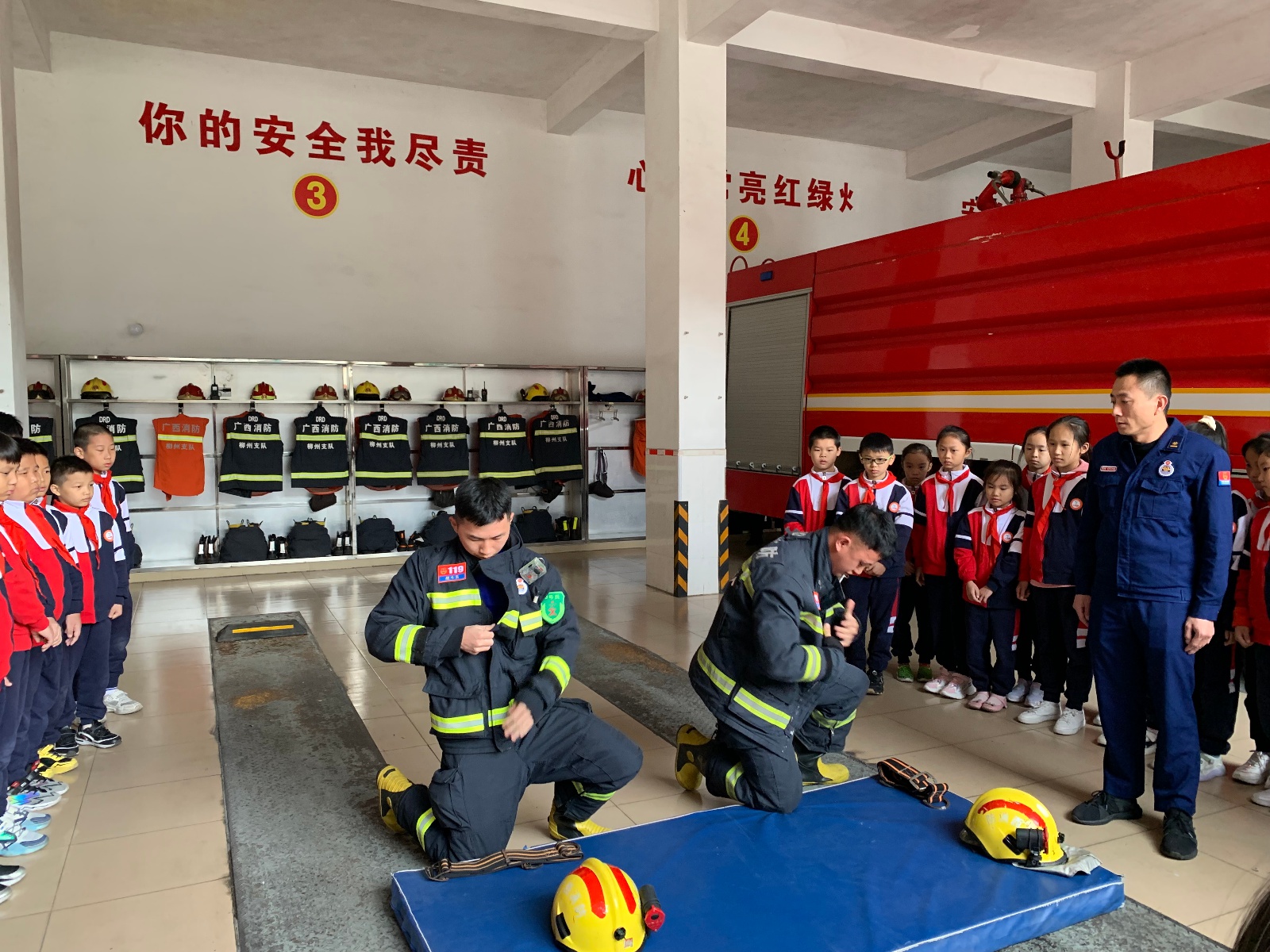 鱼峰山小学:火焰蓝英勇无畏 逆行者守护你我