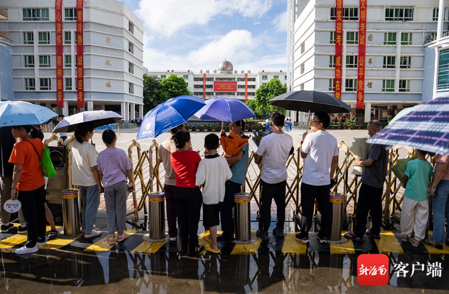 原创组图|2023海南高考结束 家长手举鲜花迎接考生