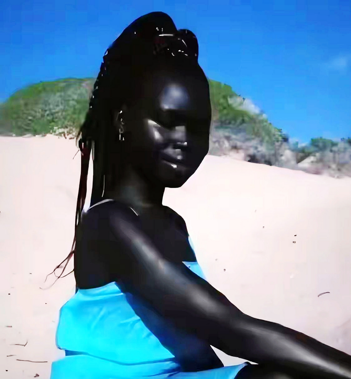 照片中的黑人女模特叫尼亚金·盖特维奇