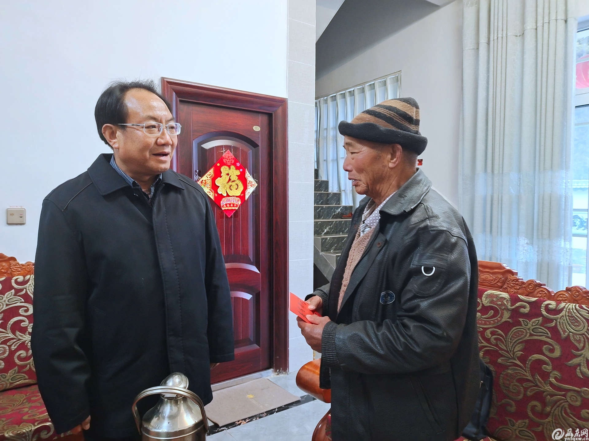 李银峰到凤庆县安史村慰问老党员干部