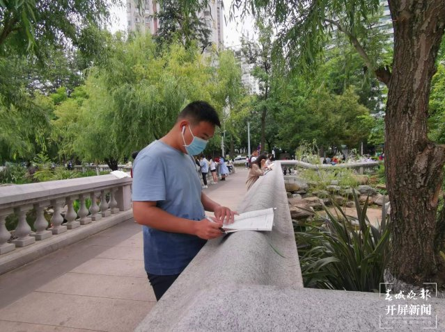 雲南省圖書館人流爆滿,隊伍快排到翠湖公園