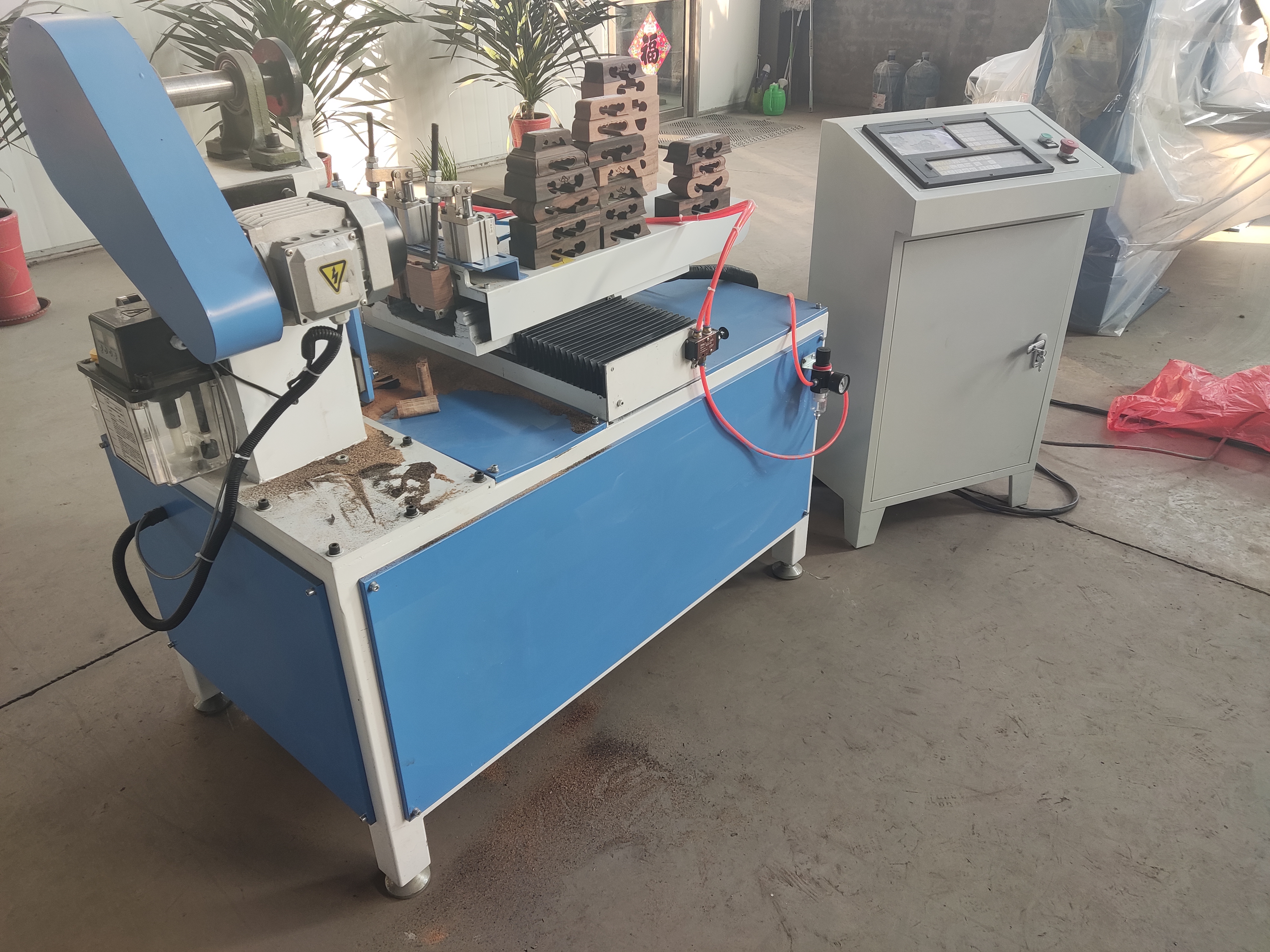 山东拉花锯 数控异形切割机采用推拉式操作来完成锯切木材的设备