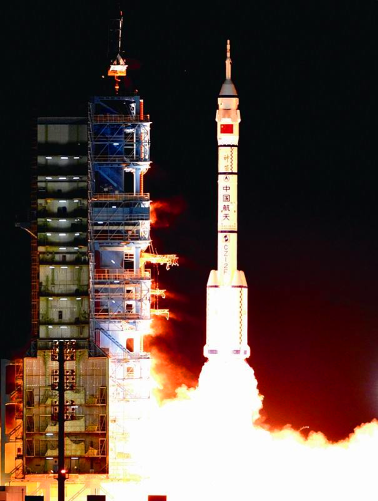 "神五"飞天感想/赵延彤