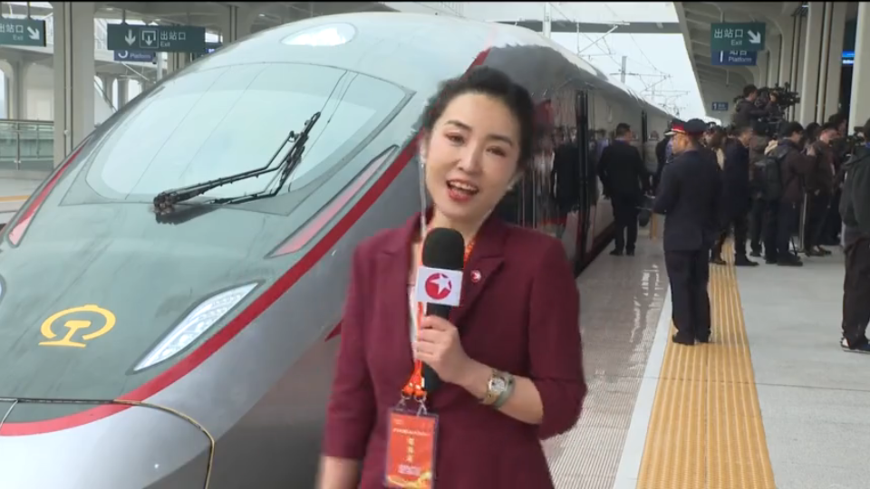 东方卫视记者现场报道沪苏湖高铁首发车驶出