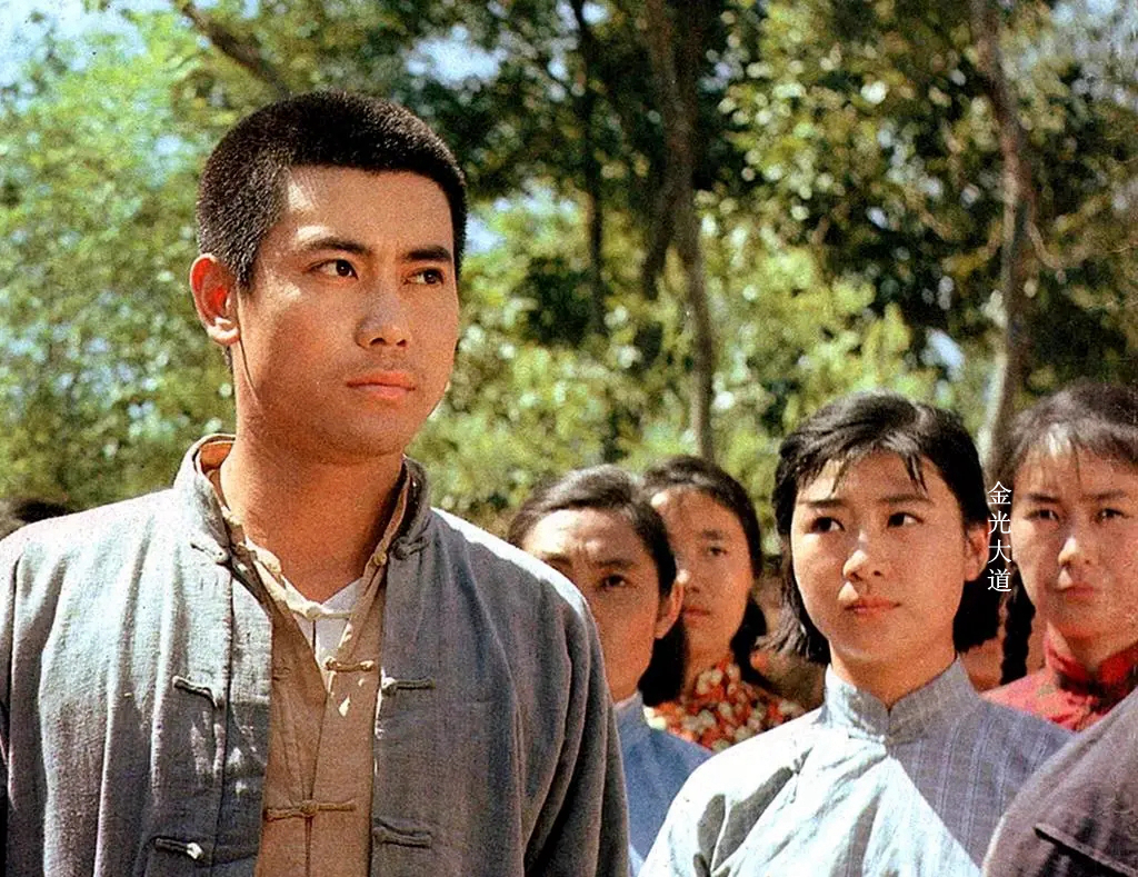 老电影《神女峰的迷雾》,集惊悚悬疑爱情等元素于一身,曾经热映