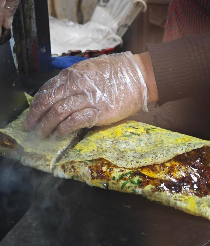今日天津煎饼果子,自带鸡蛋,果蓖,售价7元