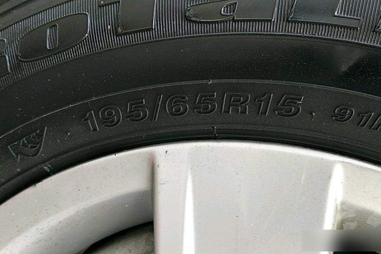 对于基础配置的车型,其轮胎型号为195/65r15.