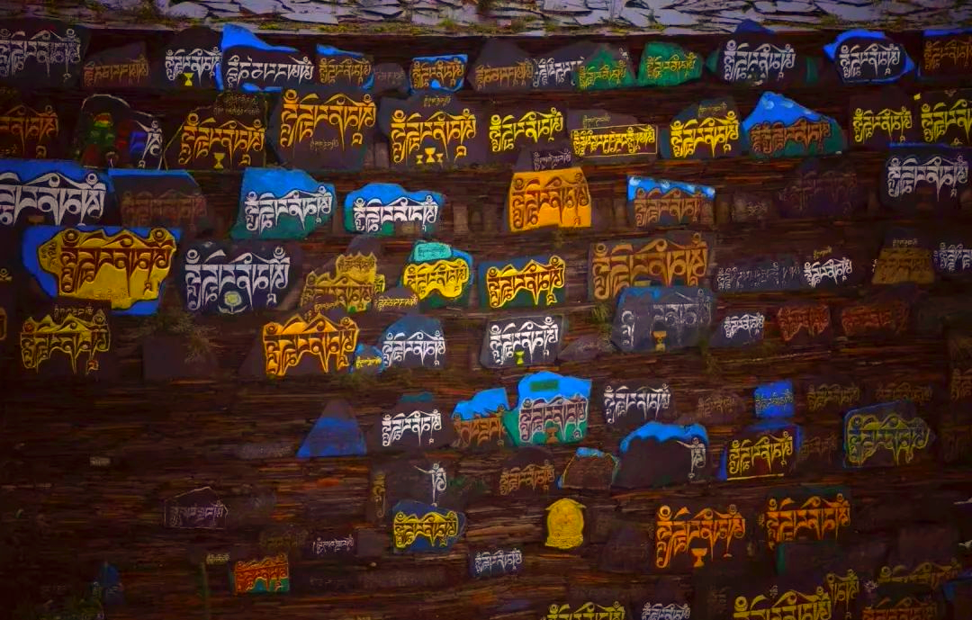 刻玛尼石:传承观音心咒的无上功德