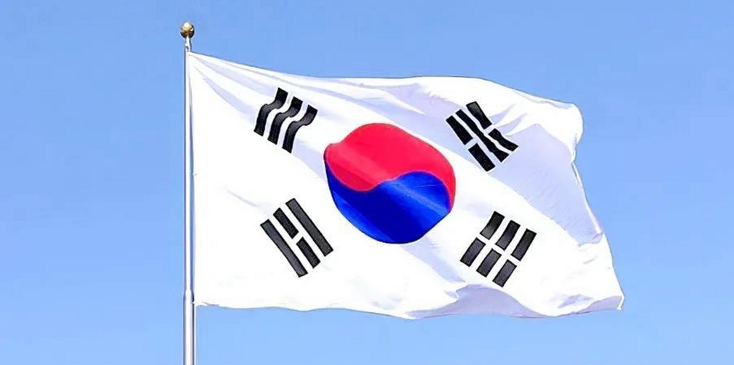 最近再看《易经》,发现韩国国旗只有四卦,又分别是乾坤坎离,代表天地