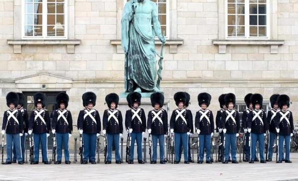 丹麦皇家卫队的步兵仪仗队以其独特的藏蓝制