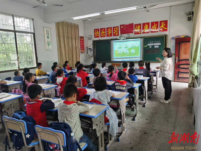 资阳区长春镇中心学校:信息技术促发展,教学比武显成效