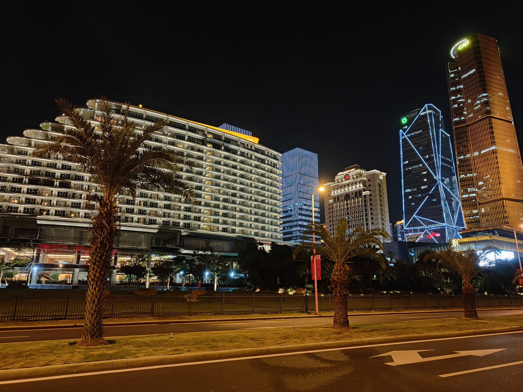 夜晚的厦门会展中心和观音山沙滩风景