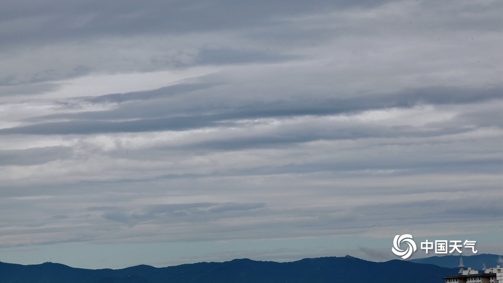 北京雨后现"千层云" 层层叠叠犹如水墨画
