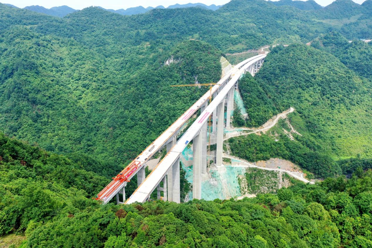 贵州桐新高速公路芭蕉湾特大桥贯通 采用水平底板索新技术