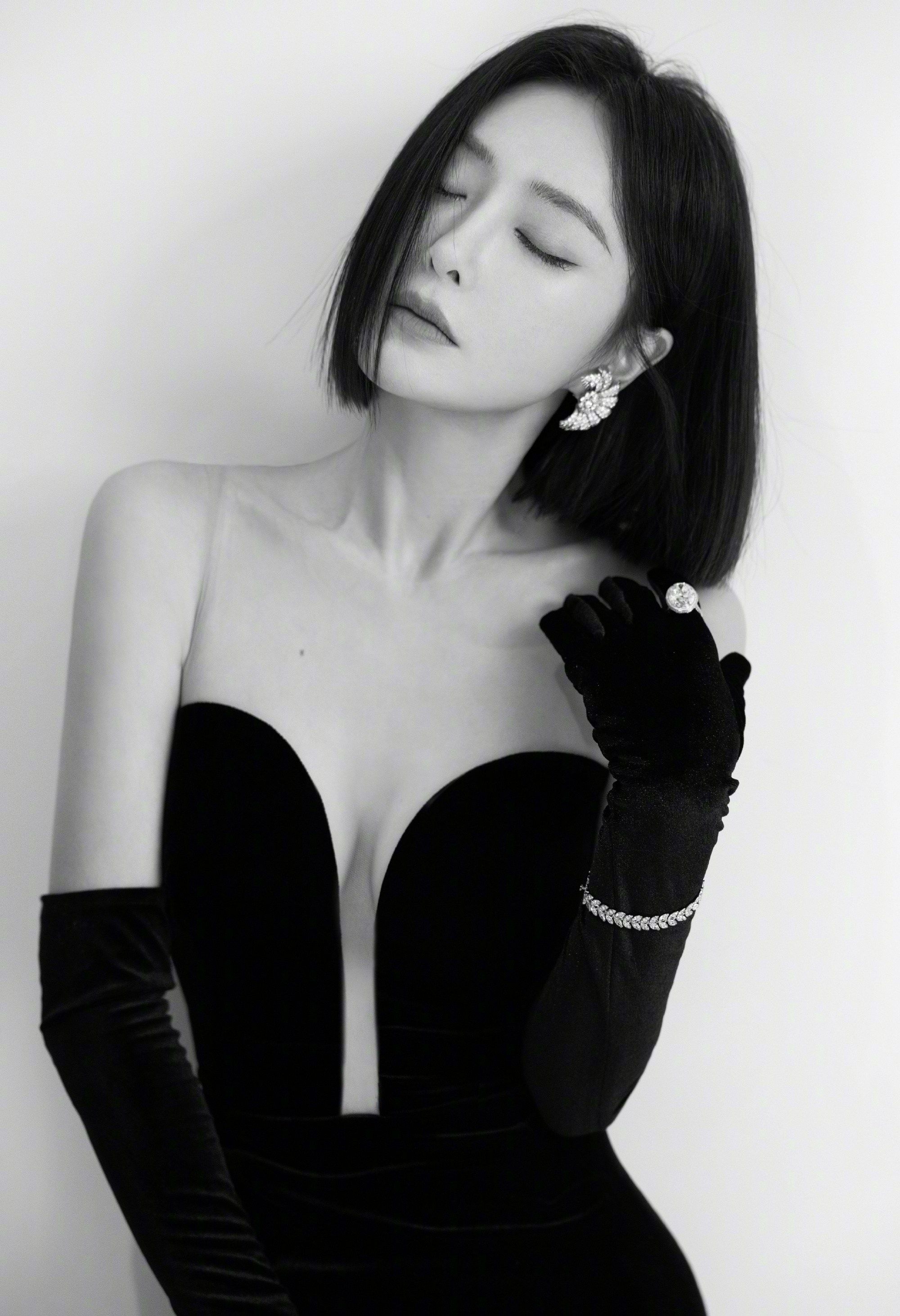 秦岚黑色深v抹胸连衣裙性感写真