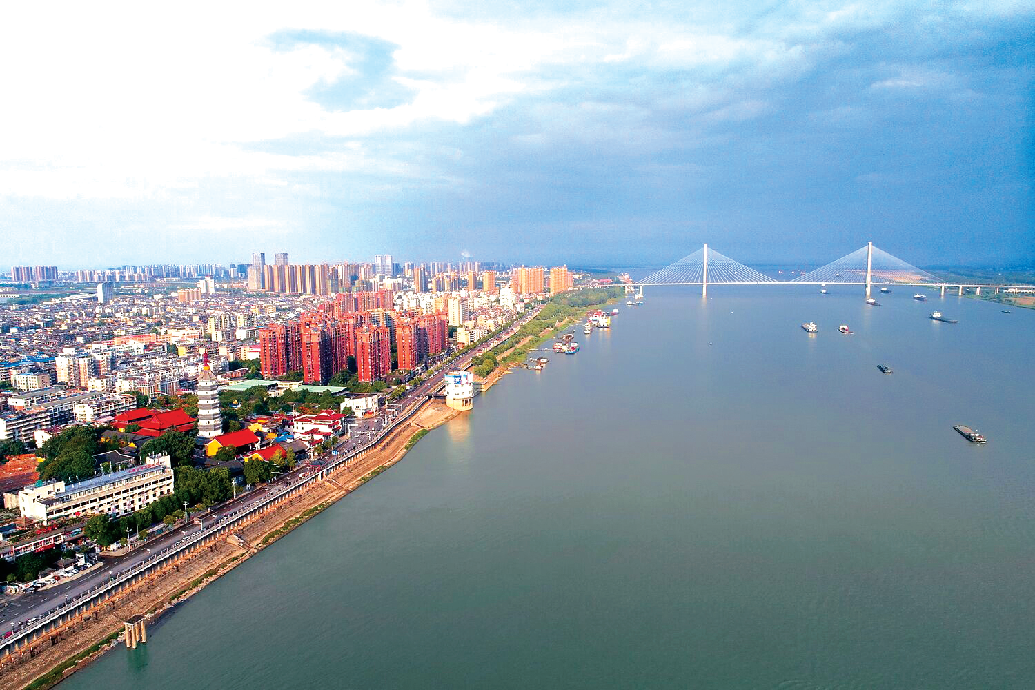 安庆坚持生态优先绿色发展 打造水清岸绿产业优的美丽长江经济带