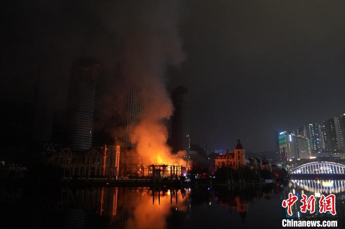 贵阳新地标"方舟戏台"失火 市民连呼"太可惜"