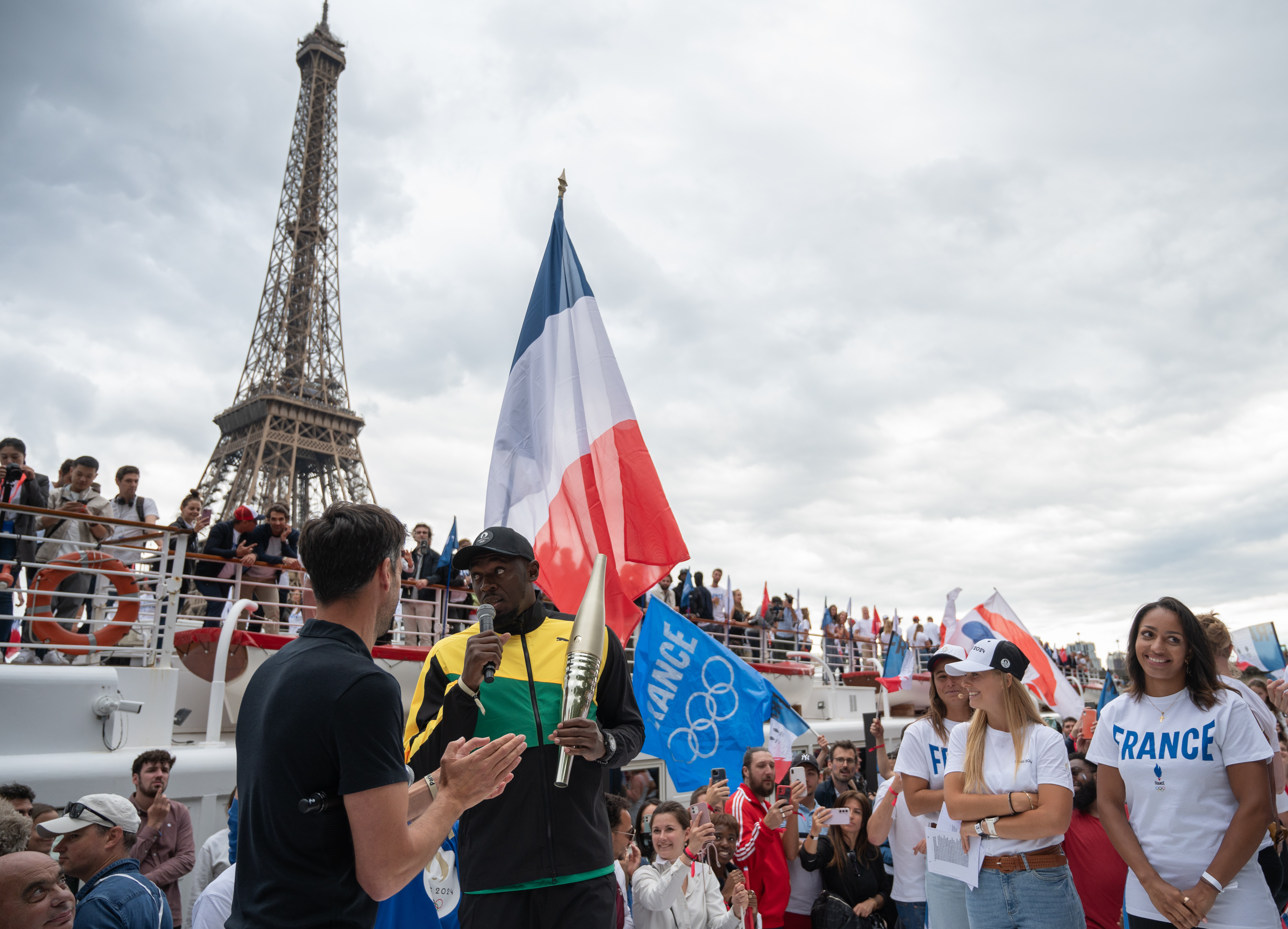 巴黎奥运火炬实物在塞纳河上公开亮相